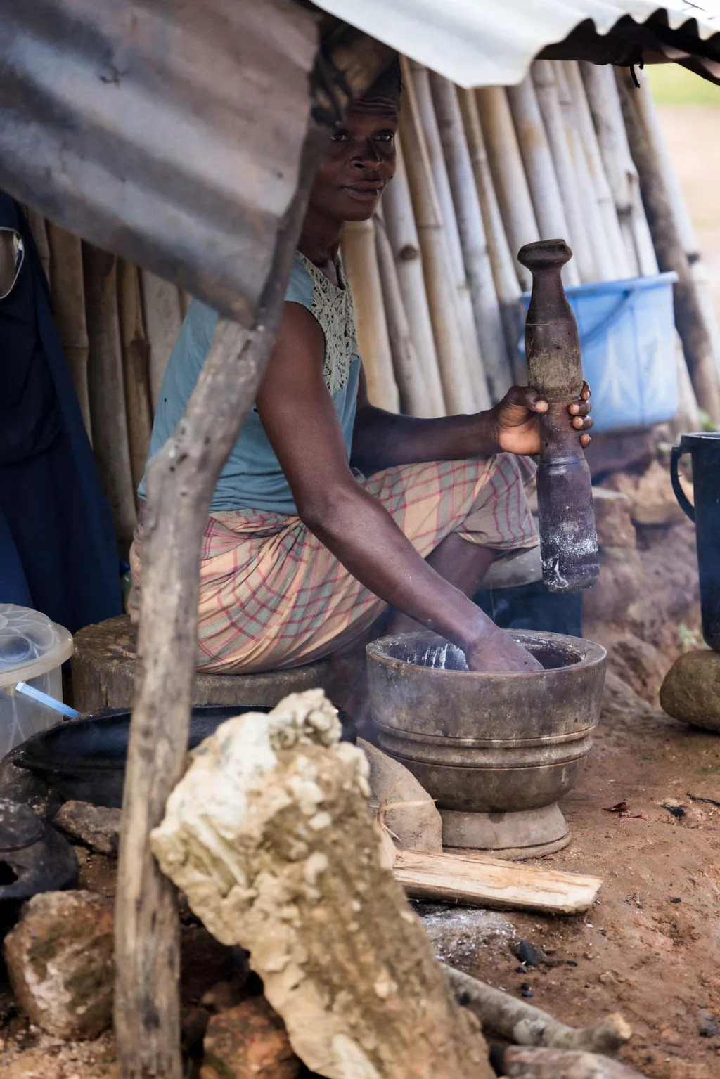 Nigerian woman cooks meal in the early morning outside - Vision Africa.